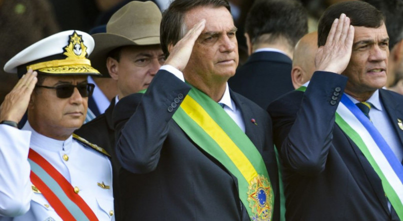 Bolsonaro entre o ex-comandante do Exército (à direita) e o então ministro da Defesa, Paulo Sergio Nogueira (Evaristo Sá/AFP)