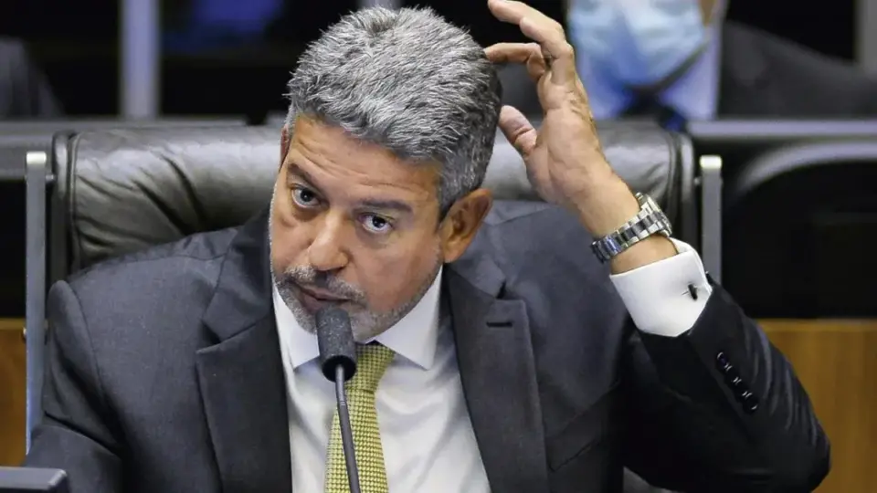 Dino encaminha à PGR pedido de apuração sobre kits de robótica que envolve Lira, diz revista
