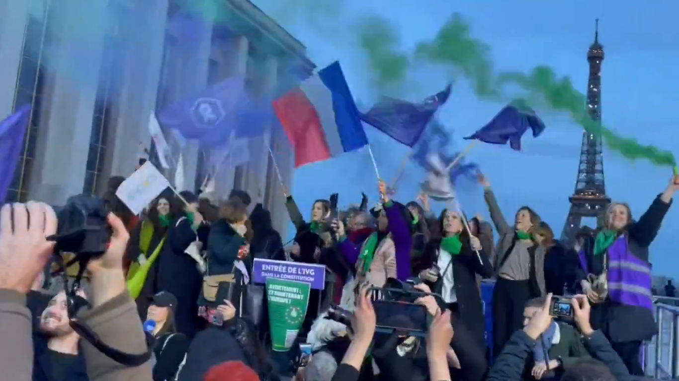 Manifestantes comemoram decisão da França em colocar direito ao aborto na Constituição (Reprodução)