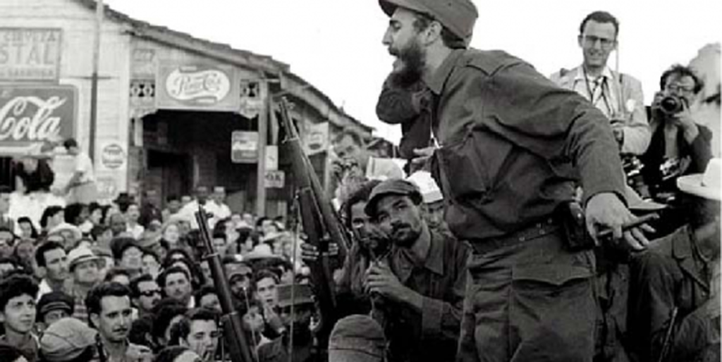 Fidel Castro, um dos principais líderes da Revolução Cubana discursando para uma multidão em janeiro de 1959, pouco depois do triunfo da revolução.