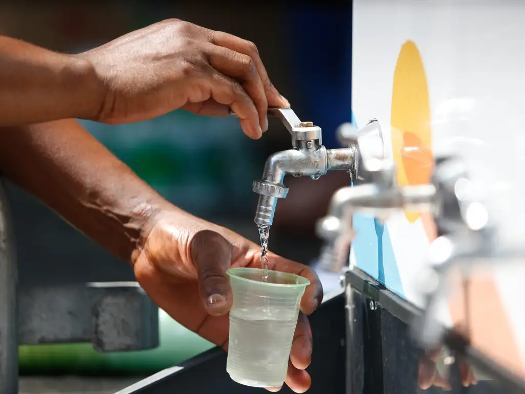 Onda de calor exige cuidados redobrados com o corpo. Beber água é fundamental (Paulo Pinto/Agência Brasil)