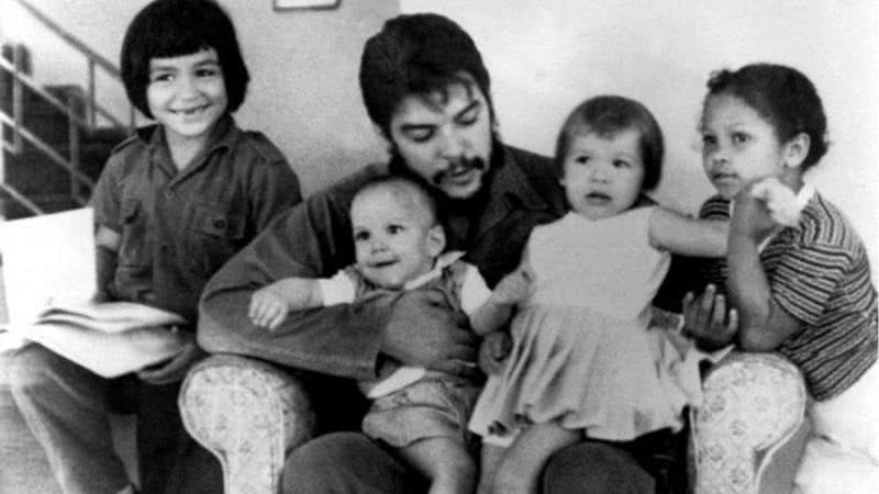 che guevara filhos Che Guevara com filhos do segundo casamento. Reprodução: Domínio Público