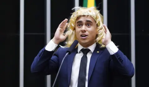Sob protestos, Nikolas Ferreira assume presidência da Comissão de Educação