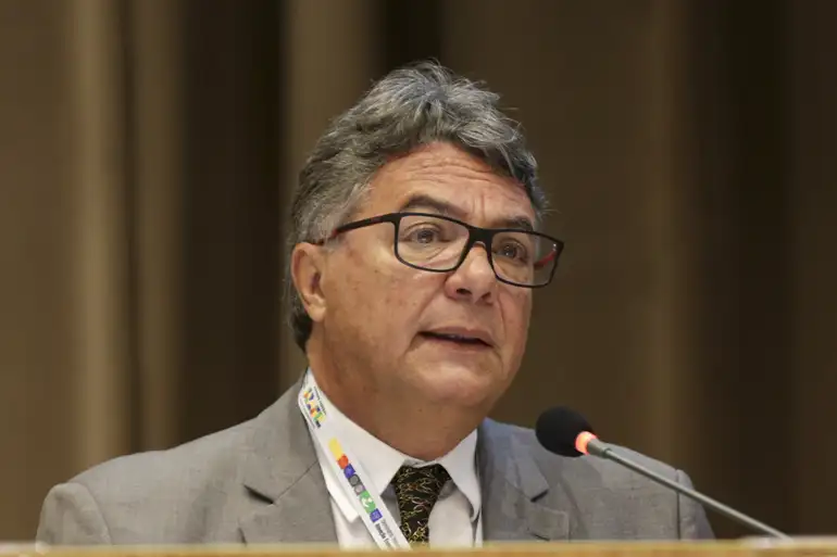 Nísia Trindade nomeou Helvécio Magalhães como interventor (Divulgação) O Secretário Nacional de Atenção Especializada à Saúde, Helvécio Magalhães, é o interventor nomeado pela Ministra da Saúde, Nísia Trindade