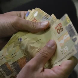 Fatia de pessimistas com economia do Brasil cai de 35% para 26%, diz Datafolha