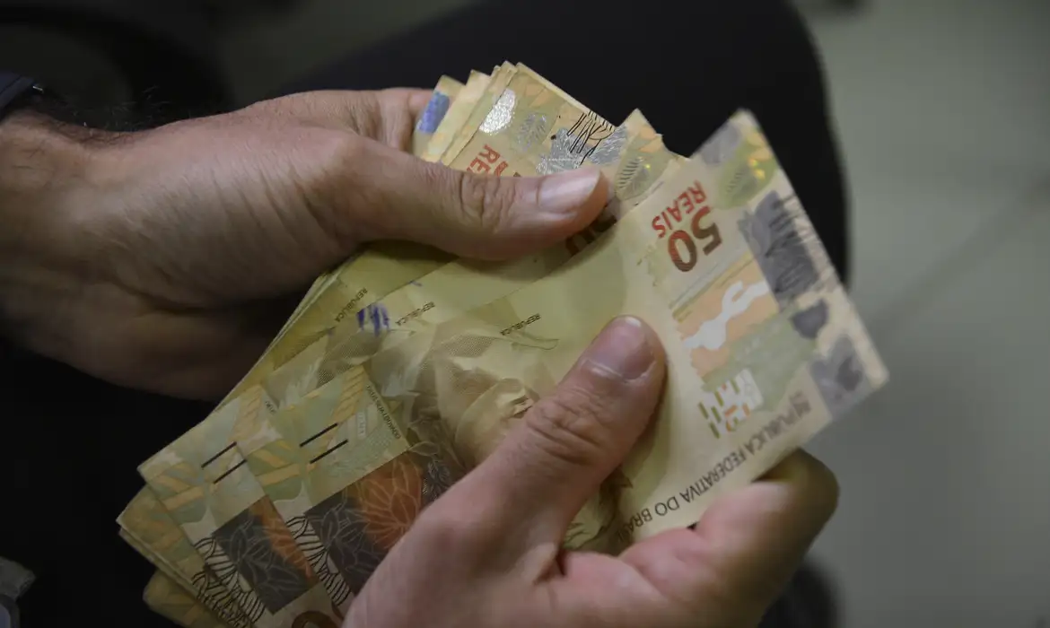 Fatia de pessimistas com economia do Brasil cai de 35% para 26%, diz Datafolha