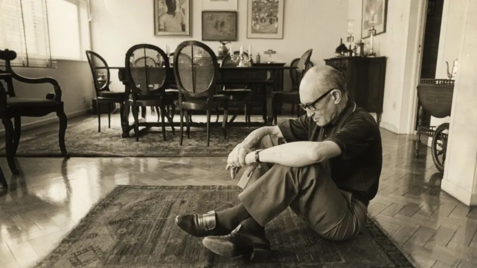 Um poema de Drummond sobre a memória de um amor que se foi