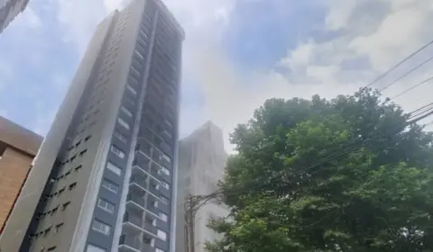 Morador de cobertura é preso após cortar corda que segurava trabalhador enquanto ele limpava prédio no PR