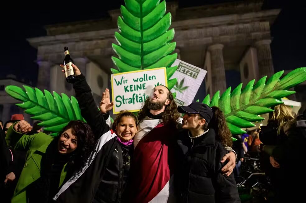 Alemanha Amigos comemoram bebendo e fumando em protesto em Berlim, na Alemaha: mais um país a aprovar legislação pró-cannabis (Foto: John Macdougall/AFP)