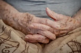 Cinco mudanças de hábito retardam declínio cognitivo em idosos, mostra estudo