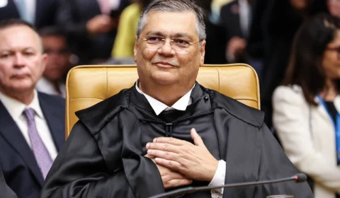 Chefe da campanha de Flávio Bolsonaro critica proposta de Dino publicada no ICL; Gleisi elogia