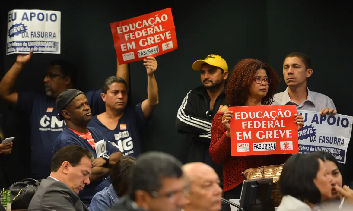 Servidores federais Greve de servidores federais da educação começa nesta quarta-feira