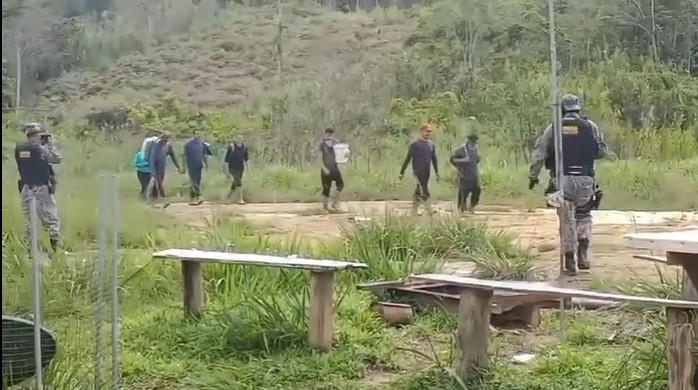 garimpeiros Garimpeiros são rendidos por indigenas em Terra Yanomami