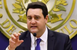 Ratinho Junior desiste de pré-candidatura a presidente e continua como governador do PR