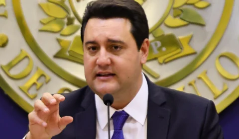 Ratinho Junior desiste de pré-candidatura a presidente e continua como governador do PR
