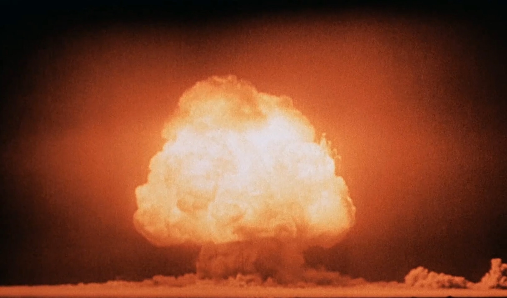terceira guerra mundial "Nuvem de cogumelo de 'Gadget' sobre Trinity, segundos após a detonação do primeiro teste da bomba atômica."