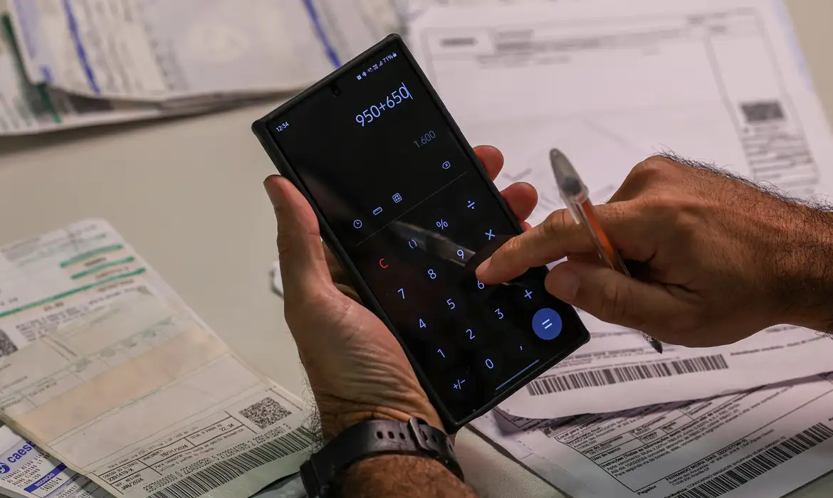 Superendividamento reduz em até 40% avanço do consumo, aponta estudo