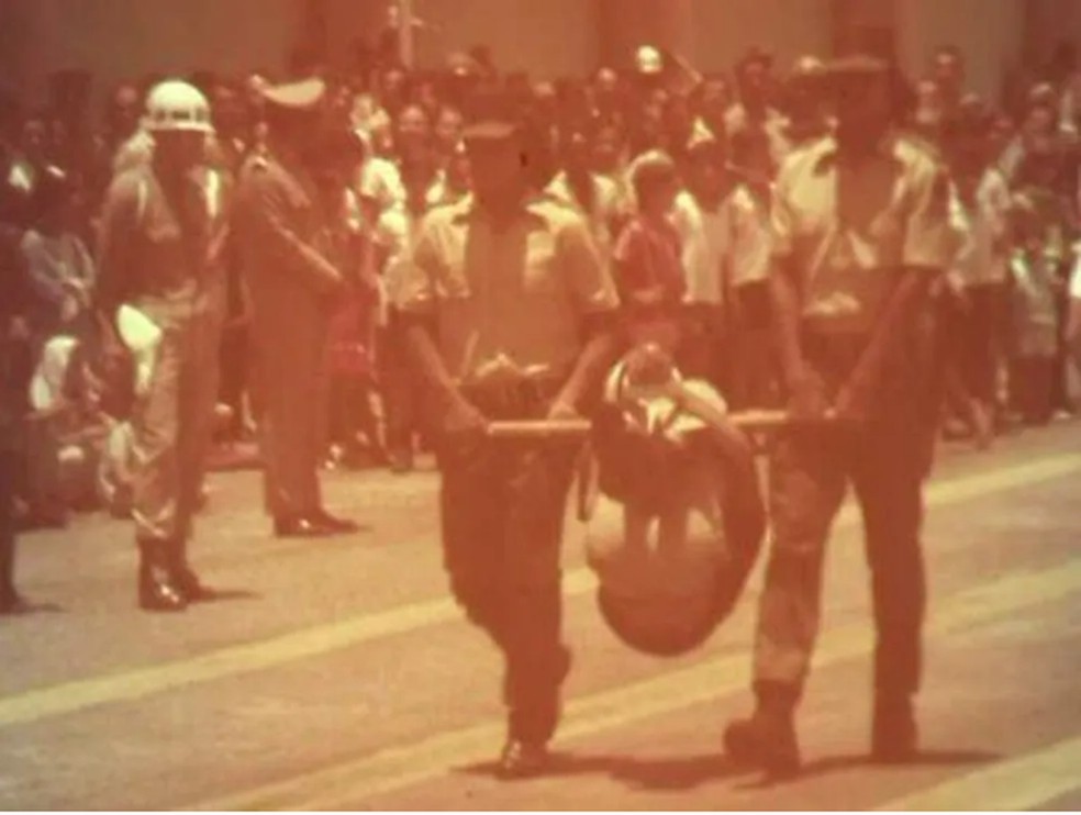 Comissão analisou pedido da etnia Krenak. Na foto, indígena amarrado em pau-de-arara durante desfile na ditadura militar (MPF/Divulgação)