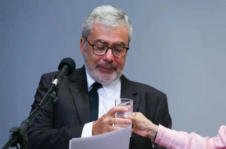 Comissão Ivo Herzog, filho de Clarice Herzog chora durante seu discurso na Comissão de Anistia