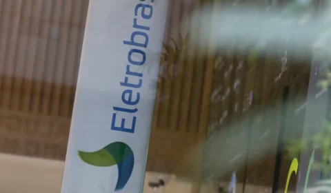 Privatizada, Eletrobras propõe demissões em massa. Sindicato alerta para precarização do serviço