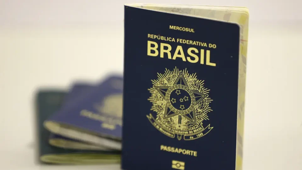 PF ameaça suspender emissão de passaportes em novembro por falta de verba