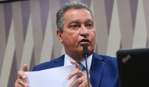 Ministro Rui Costa mantém silêncio sobre escândalo na Abin, que faz parte da sua pasta