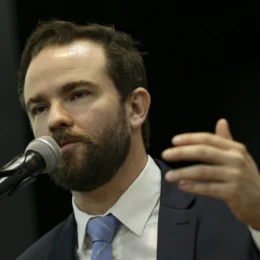 Durigan diz que lei do combustível deve poupar R$ 10 bi em 2027