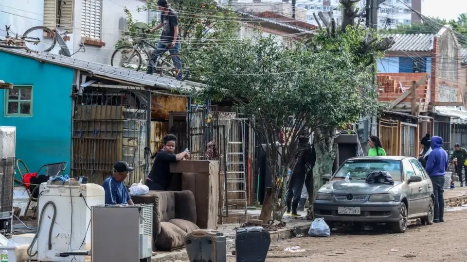 Cheia recua no centro de Porto Alegre e bares convocam mutirão de limpeza
