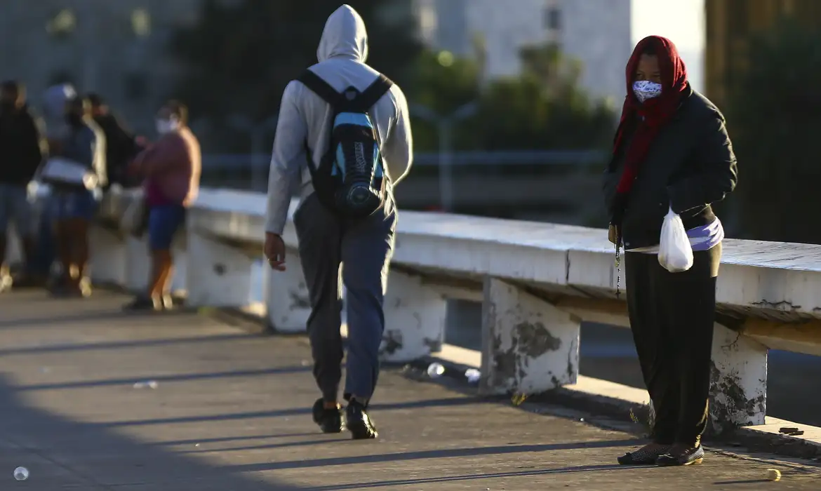 Frente fria provoca temporais no Sul e derruba temperaturas no país