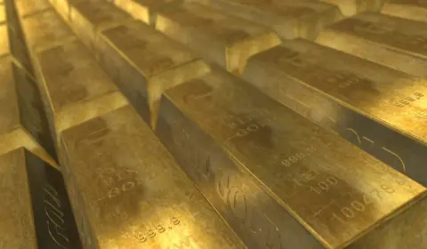 Ouro renova recorde histórico com expectativa de corte de juros nos EUA e impasse sobre tarifas de Trump