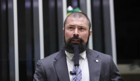 Deputado bolsonarista gasta R$ 65 mil da cota parlamentar em empresa de irmão de assessor