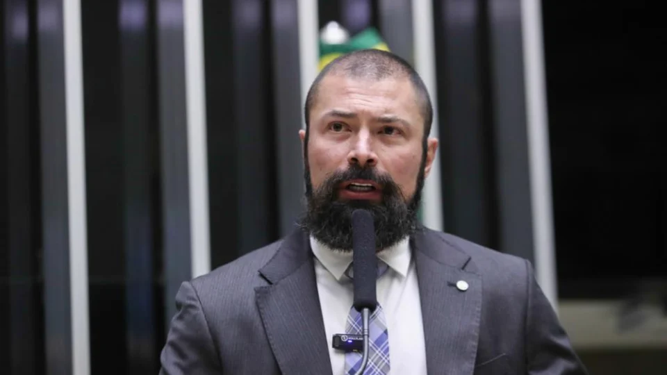 Deputado bolsonarista gasta R$ 65 mil da cota parlamentar em empresa de irmão de assessor