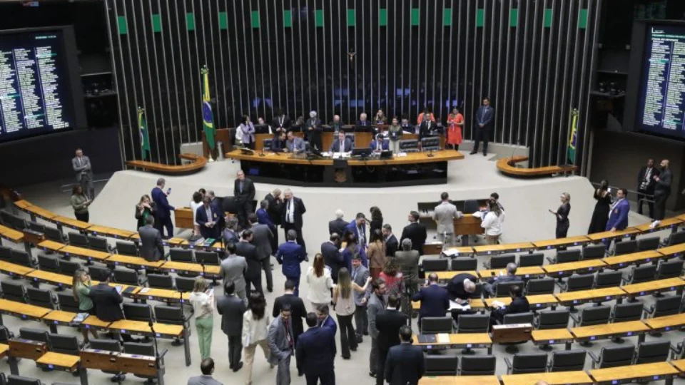 Câmara aprova fim gradual da desoneração da folha de pagamento e autoriza governo a recolher até R$ 8,5 bi do ‘dinheiro esquecido’ para fechar orçamento de 2024