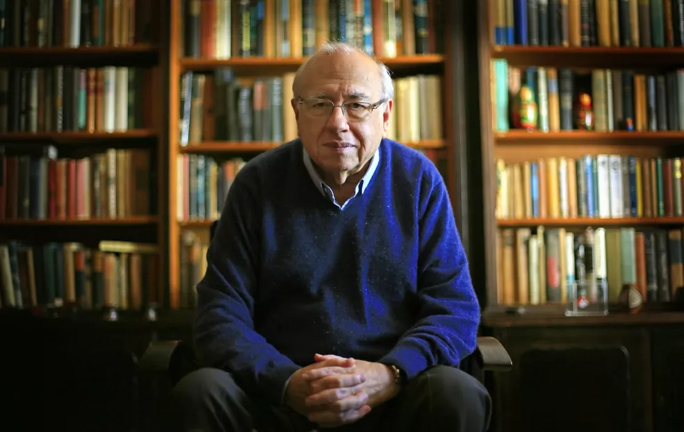 Hoje publicamos "A foto", crônica de Luis Fernando Veríssimo. Aos 87 anos, Veríssimo é um dos escritores mais populares e queridos do Brasil. Um artista completo: cronista e humorista magistral, autor de contos, romances e peças de teatro, além de desenhista e saxofonista.