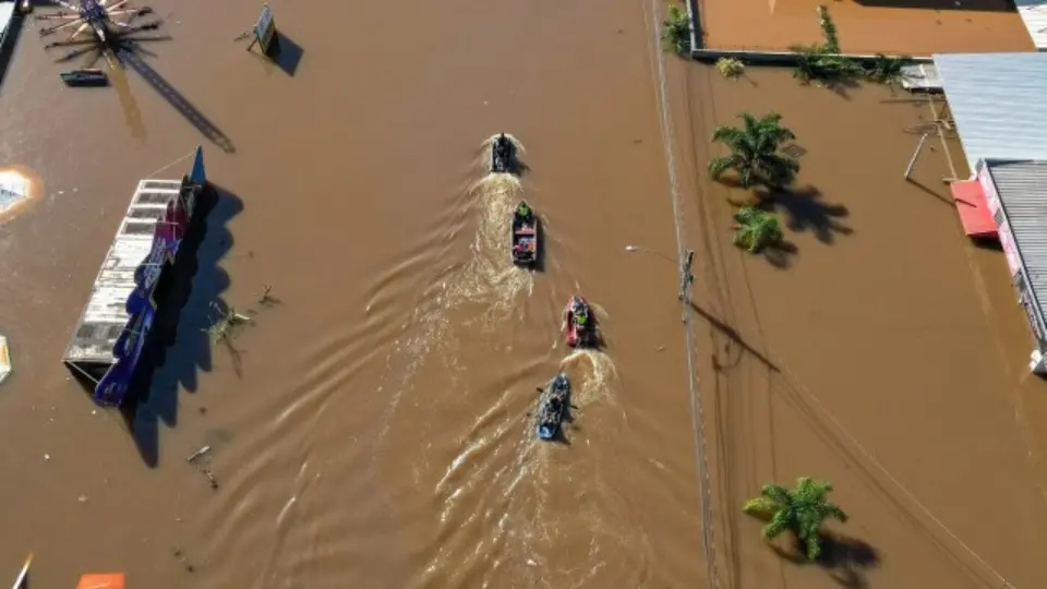 No maior abrigo de cidade devastada no RS, 6 mil pessoas que perderam tudo