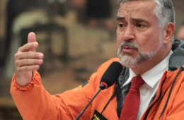 Ministro Paulo Pimenta combate fake news ao vivo em sessão na Câmara