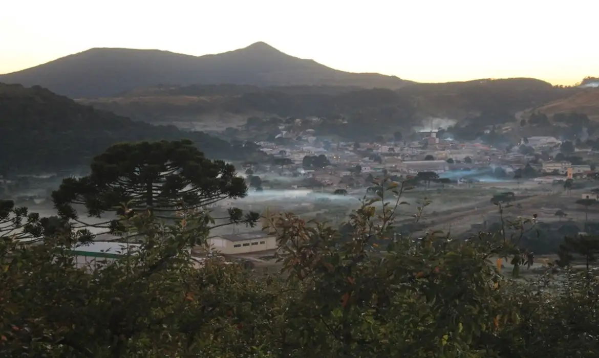 Frio avança no Sul com geada, enquanto chuva forte mantém alerta no Sudeste