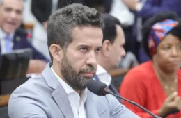 Sessão que livrou Janones termina em embate físico entre deputados; veja