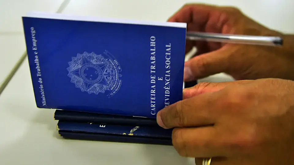 FGV: 70% dos trabalhadores informais gostariam de ter carteira assinada