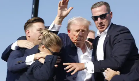 Tiros são ouvidos em comício de Trump e ex-presidente é retirado com sangue na orelha