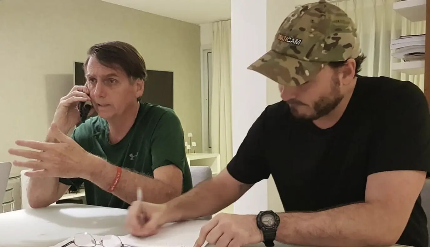 O ex-presidente Jair Bolsonaro e o vereador Carlos Bolsonaro