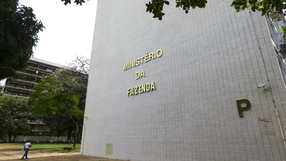 Tesouro projeta déficit primário de 0,4% do PIB em 2025; conta desconsiderada derrubada do IOF