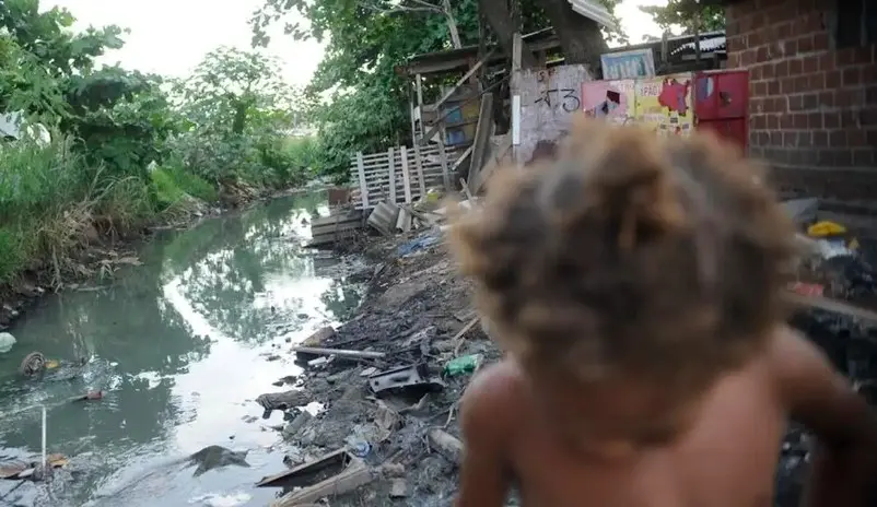 Saneamento básico: Em áreas de estrutura precária, os córregos são o destino de lixo e esgoto, obrigando a população a se expor a doenças e ao mau cheiro. 