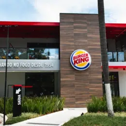 Burger King é condenado a indenizar trabalhadora por uniforme que não servia