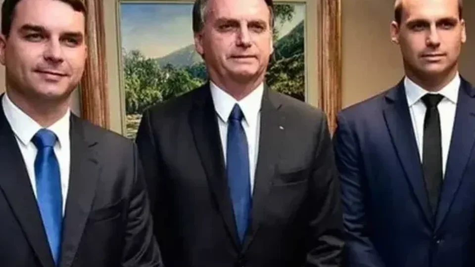 Carlos foi a cofre antes de Bolsonaro e Eduardo comprarem imóveis em casos suspeitos