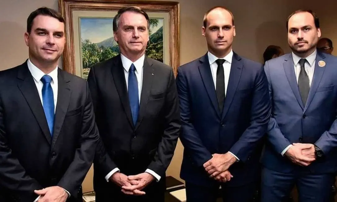 Da esquerda para a direita: o senador Flávio Bolsonaro, o ex-presidente Jair Bolsonaro, o deputado federal Eduardo Bolsonaro e o vereador Carlos Bolsonaro