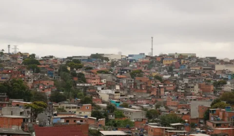 Taxa de pobreza no Brasil recuou de 28,01% para 25,36% em 2024, aponta estudo da FGV