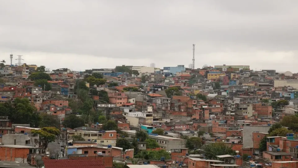 Taxa de pobreza no Brasil recuou de 28,01% para 25,36% em 2024, aponta estudo da FGV