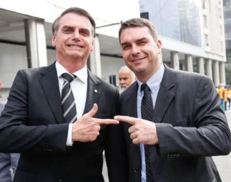 O ex-presidente Jair Bolsonaro com o filho Flávio Bolsonaro, senador pelo Rio