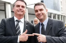 Flávio Bolsonaro repete o pai e leva informações falsas sobre urnas a embaixadores